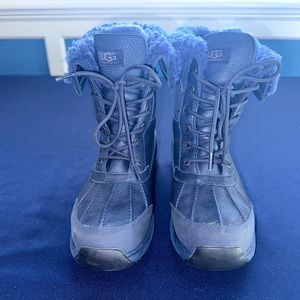 Used Ugg Adirondack Snow Boots size 9.5 Navy Blue.